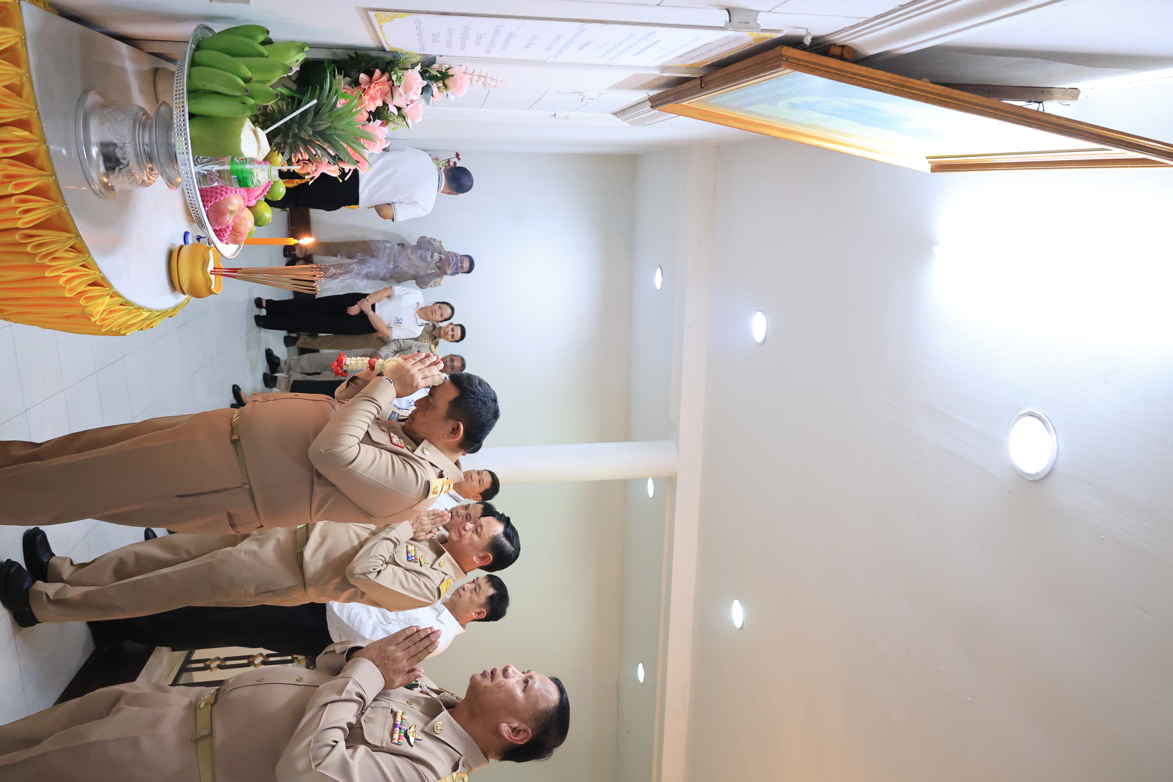 title - เลขาธิการ ส.ป.ก. และผู้เกษียณอายุราชการ สักการะสิ่งศักดิ์สิทธิ์ประจำ กระทรวงเกษตรและสหกรณ์ และ สำนักงานการปฏิรูปที่ดินเพื่อเกษตรกรรม เนื่องในโอกาสเกษียณอายุราชการ